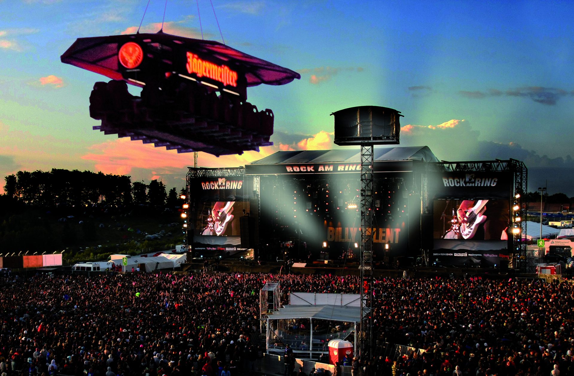 Rückansicht einer Floating Bar von Jägermeister bei einem Open Air Konzert im Brand Design von Realgestalt