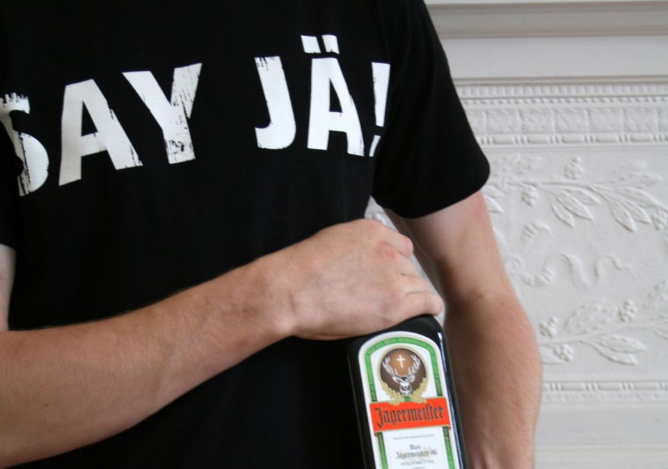 Jägermeister Flasche und T-Shirt mit Aufschrift 'Say Jä'. Brand Design von Realgestalt