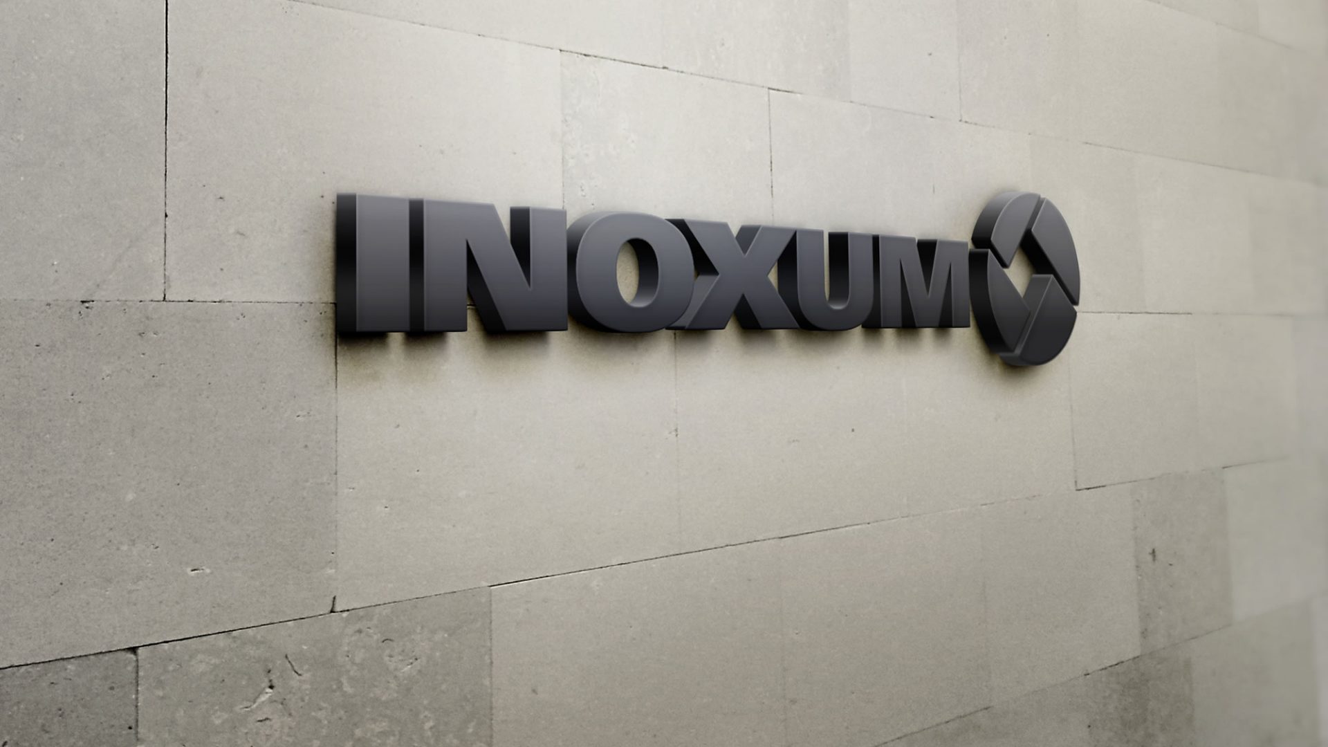 Logo von Inoxum, der ehemaligen Edelstahlsparte von ThyssenKrupp, an der Wand